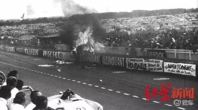 1955年的勒芒赛事中，奔驰车队赛车失控冲入人群造成81人死亡，数百人受伤的惊天惨剧