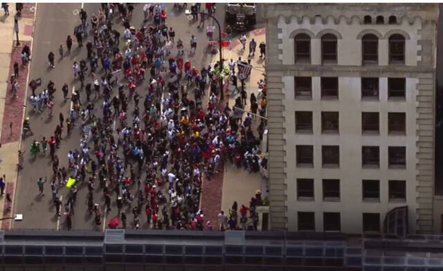 美国俄亥俄州逾千人抗议警察枪杀非裔男子