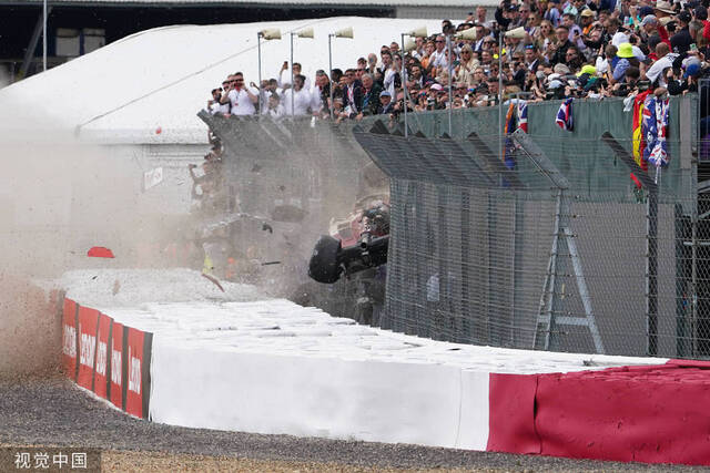 巨大冲击力使赛车翻过围栏卡在与看台之间狭小的空间里。