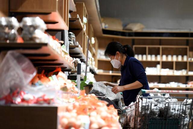 7月4日，在安徽泗县佳美超市，工作人员在分装商品。新华社记者黄博涵摄