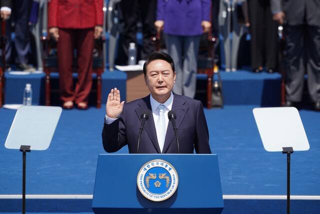5月10日，在韩国首尔，尹锡悦出席总统宣誓就职仪式。新华社发（李相浩摄）