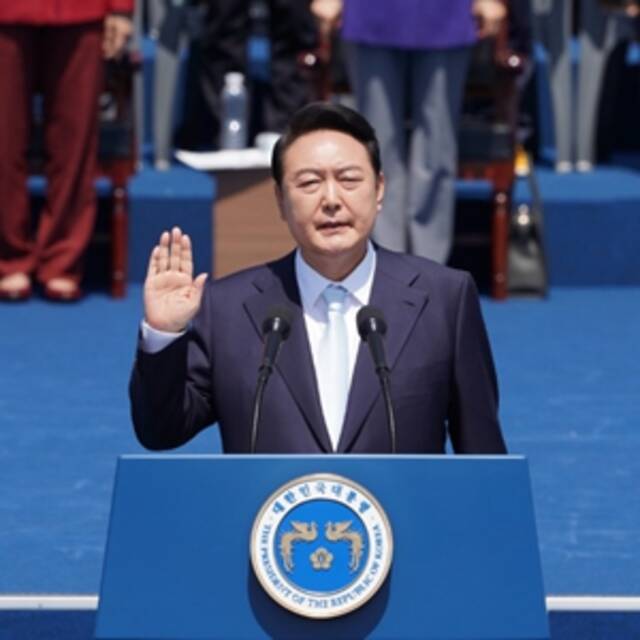 民调：韩国总统支持率降至45%