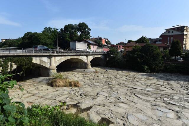 这是6月17日在意大利都灵拍摄的干涸的河床。新华社发