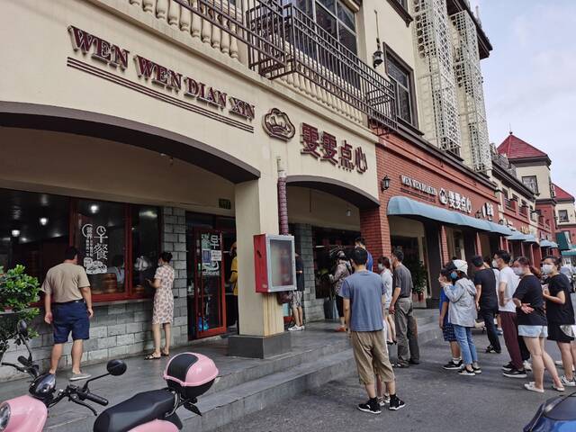 雯雯点心铺门口，市民排着队等待取餐，店内也坐了不少享用早餐的食客。