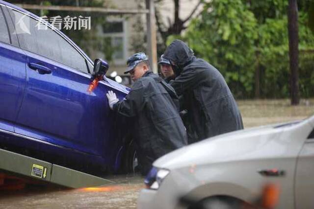 视频｜台风“暹芭”肆虐 海军百余名官兵紧急驰援救灾