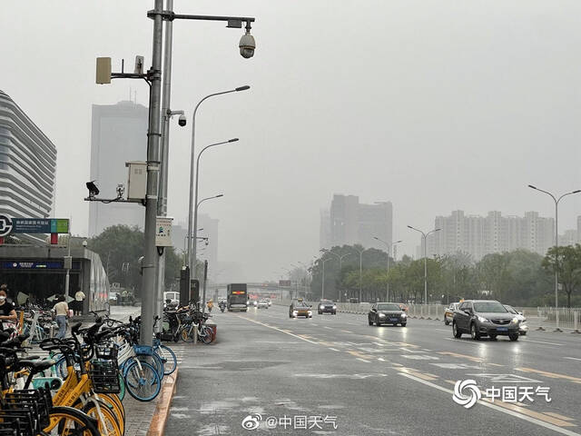 天天下雨！北京雨水下出了梅雨的感觉 今年华北雨季提前开启了吗？