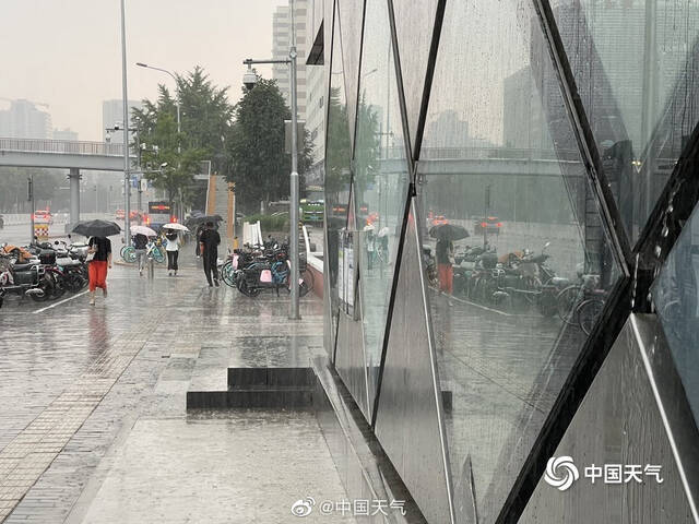 天天下雨！北京雨水下出了梅雨的感觉 今年华北雨季提前开启了吗？