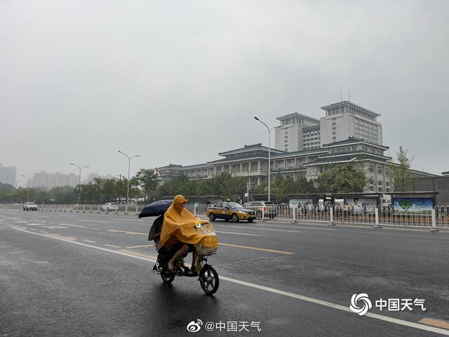 天天下雨！北京雨水下出了梅雨的感觉 今年华北雨季提前开启了吗？