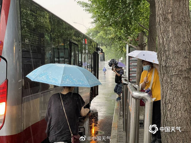 天天下雨！北京雨水下出了梅雨的感觉 今年华北雨季提前开启了吗？