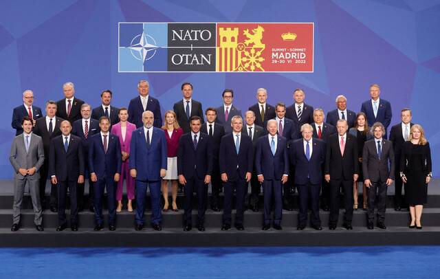 当地时间2022年6月29日，西班牙马德里，北约峰会在当地正式召开，与会领导人集体合影。图/IC photo