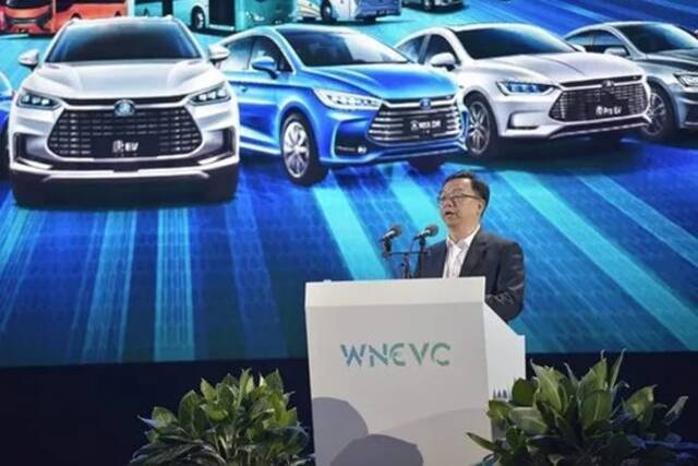 2019年7月2日，中国海南，比亚迪董事长兼总裁王传福在世界新能源汽车大会（World New Energy Vehicle Congress）上发言。图片来源：Yuan Chen—Visual China Group/Getty Images