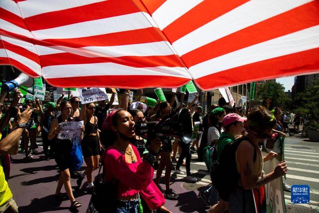 7月4日，堕胎权支持者在美国纽约举行示威游行。新华社发（郭克摄）
