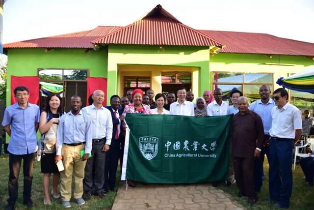 2018年3月，中国农业大学团队与坦桑尼亚合作团队合影留念。（中国农业大学国际发展与全球农业学院供图）