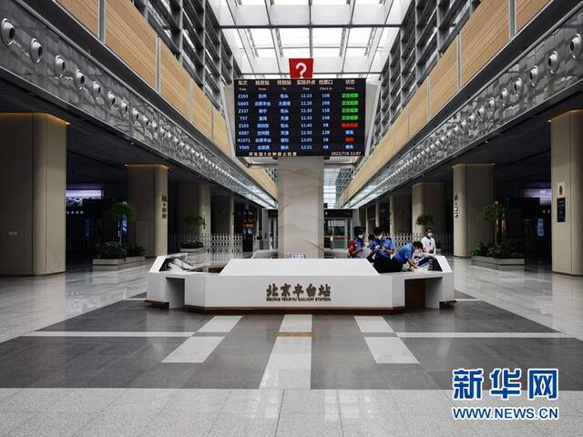 图为北京丰台站候车室12306服务台（唐斓摄）