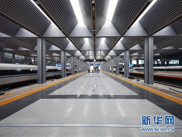 图为北京丰台站高速站台（唐斓摄）