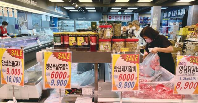 韩国6月CPI同比上涨6%，创近24年最高。图为6月5日，首尔市民在一家超市购物。