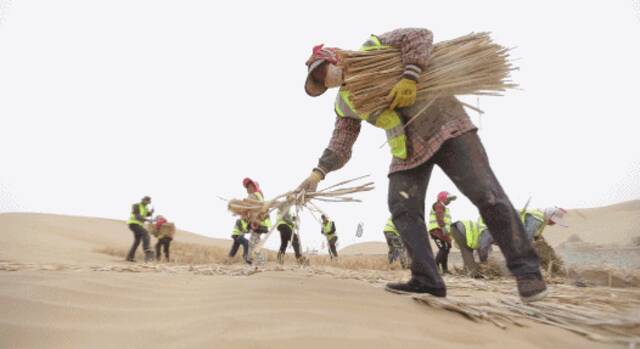 我国第三条穿越塔克拉玛干沙漠的公路正式通车