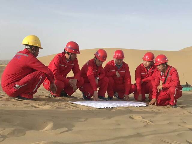 我国第三条穿越塔克拉玛干沙漠的公路正式通车