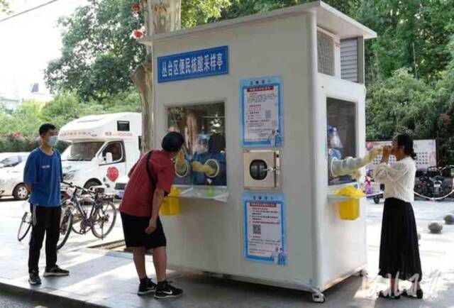 5月24日，在河北省邯郸市丛台公园东门的便民核酸采样亭，市民进行核酸采样。河北日报图