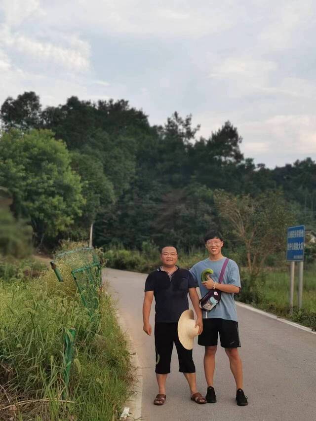 杨华（左）和学生在调研路上。受访者供图