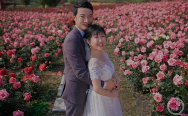 ▲这是余秀华和杨槠策的婚纱照，照片中两人笑靥如花。图片来源/网络