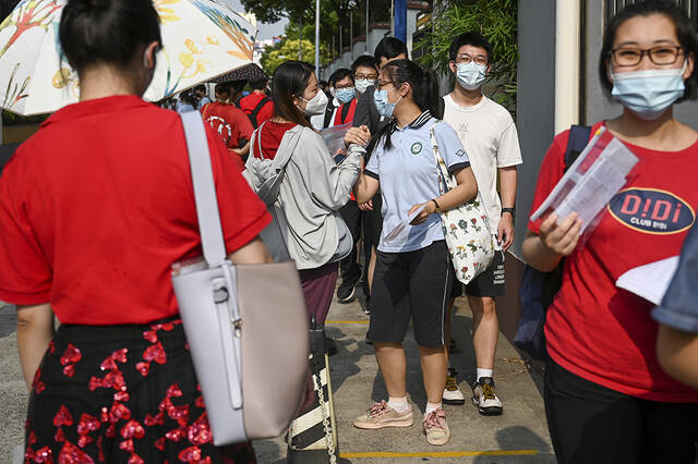 2022年7月7日，上海，华东理工大学附属中学考点，送考老师给考生加油打气。澎湃新闻记者朱伟辉图