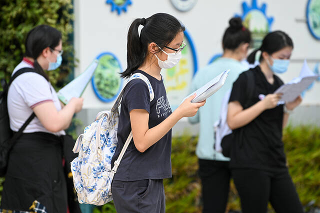 2022年7月7日，上海，华东理工大学附属中学考点，学生在考前做最后的复习。澎湃新闻记者朱伟辉图