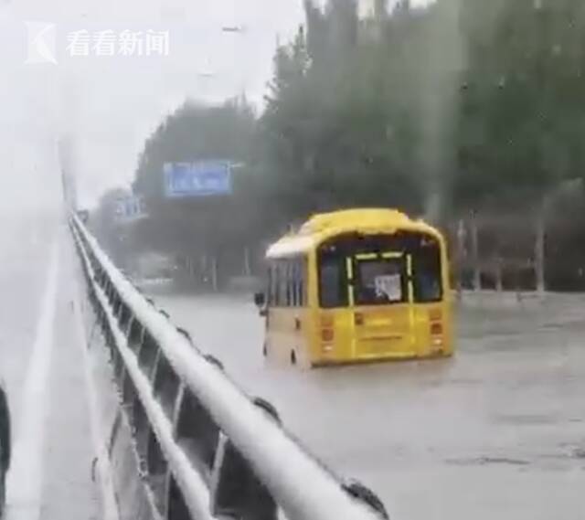 视频｜沈阳暴雨一校车熄火 被困6人已安全转移