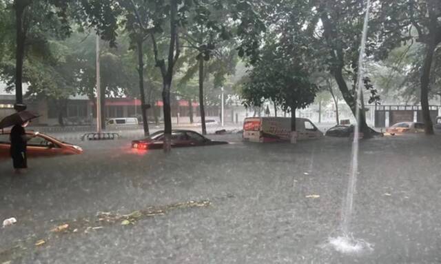 广东多地突降暴雨，查无此“暑”！多个积水路段注意绕行！