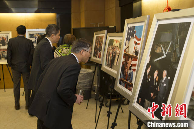 中国驻纽约总领馆举行的中美建交40周年图片展。中新社记者廖攀摄