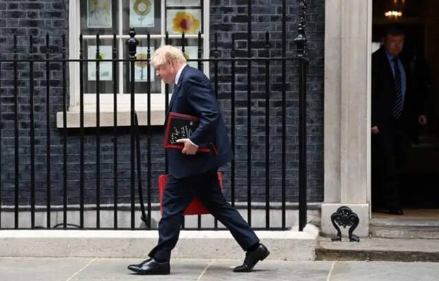 重磅突发！刚刚，英国炸锅了：首相约翰逊同意辞职！