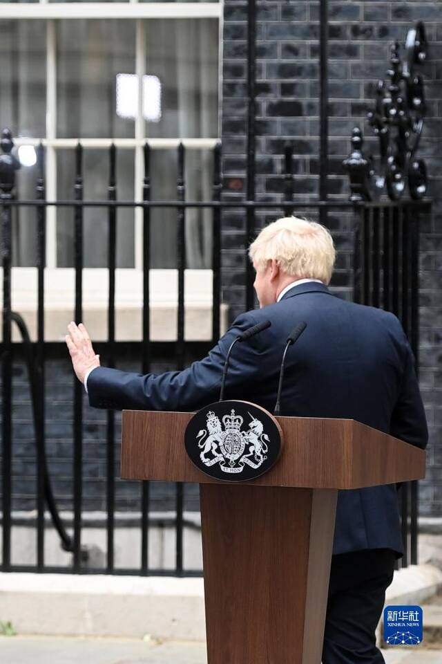 7月7日，英国首相鲍里斯·约翰逊在伦敦唐宁街10号门前发表讲话后离开。新华社记者李颖摄