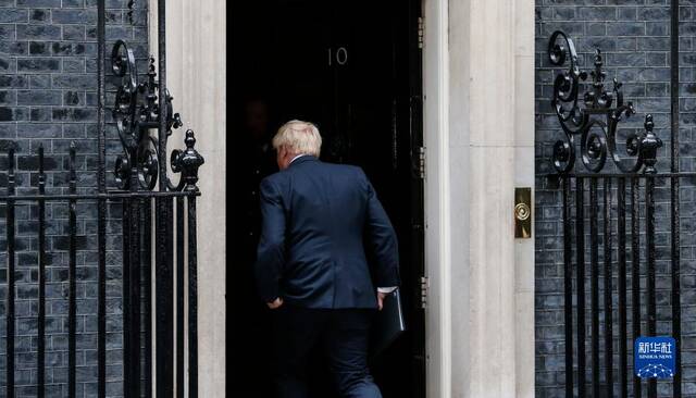 7月7日，英国首相鲍里斯·约翰逊在伦敦唐宁街10号门前发表讲话后返回室内。新华社记者韩岩摄