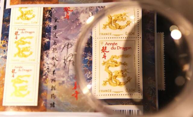 这是2012年1月6日在法国巴黎拍摄的法国邮政总局发行的中国龙年生肖纪念邮票。（新华社记者高静摄）