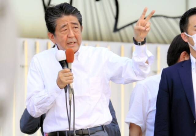 安倍演讲现场图。