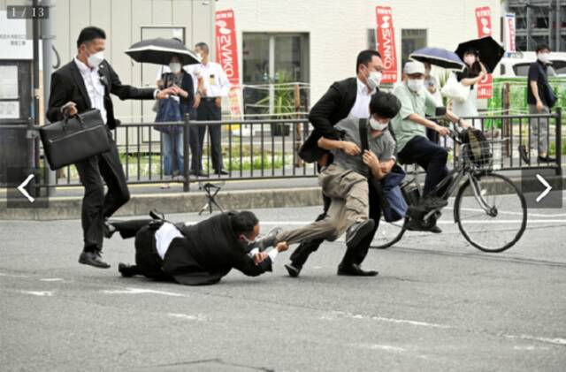 （日本媒体报道，枪击安倍的嫌疑人叫山上徹也，41岁。）