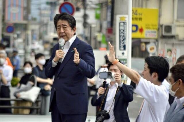 7月8日，遇袭前的日本前首相安倍晋三在奈良市进行演讲。（图/读卖新闻）