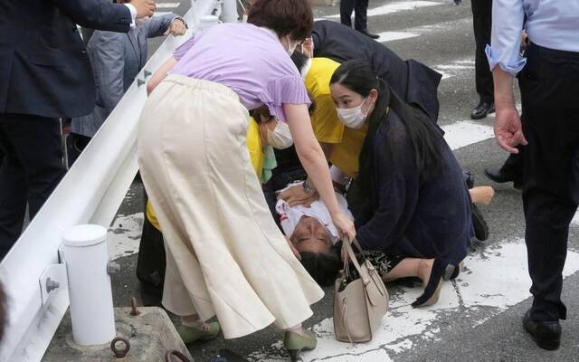 ▲当地时间7月8日，日本前首相安倍晋三在奈良发表演讲时中枪。图/新华社/美联