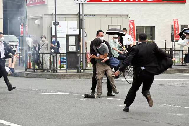 嫌疑人山上徹也被捕现场（图源：日本共同社）