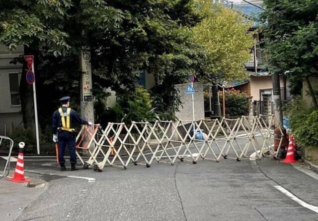 ▲通往安倍私宅的道路被警方设置路障