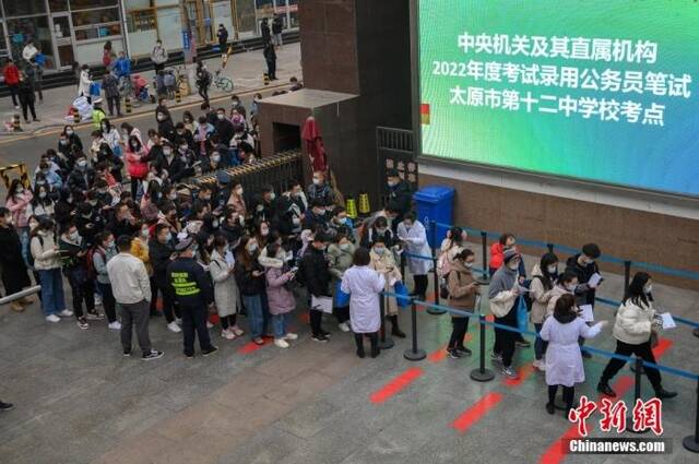 资料图：山西省太原市，考生步入国考考场。中新社记者韦亮摄