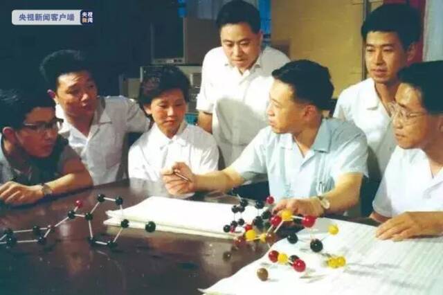 范海福（右三）在北京中科院物理所组建“晶体结构分析方法研究组”