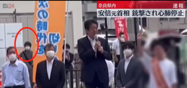 ▲在安倍晋三演讲时，嫌疑人就在其身后不远处