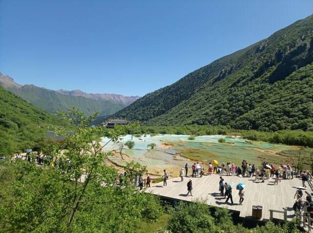 7月9日，黄龙景区旅游回暖，游客量基本饱和。（何川摄）