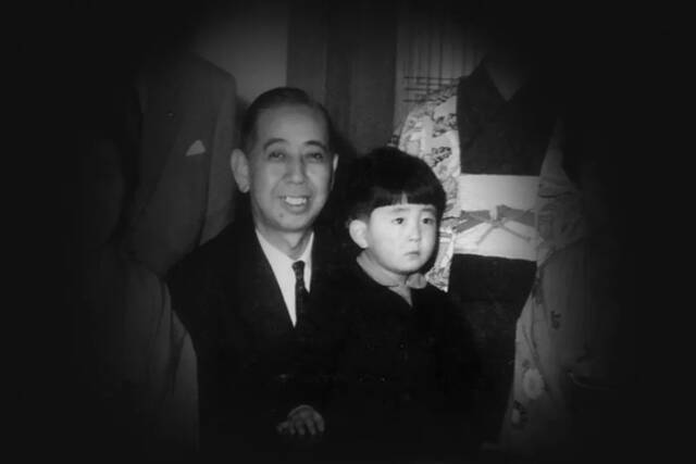 ·岸信介（左）与幼年安倍晋三。