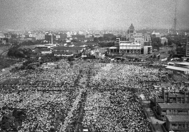 ·1960年，大量日本民众走上街头参与抗议示威活动。