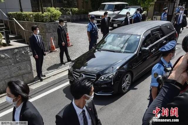 当地时间7月9日下午，载有安倍晋三遗体的灵车抵达其位于东京的住宅。