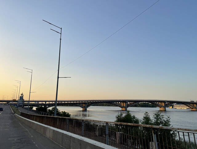 这是6月20日在乌克兰基辅拍摄的地铁桥。新华社记者李东旭摄