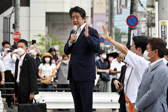 当地时间2022年7月8日，日本西部奈良市，日本前首相安倍晋三在被枪杀前正在进行街头演讲。视觉中国图