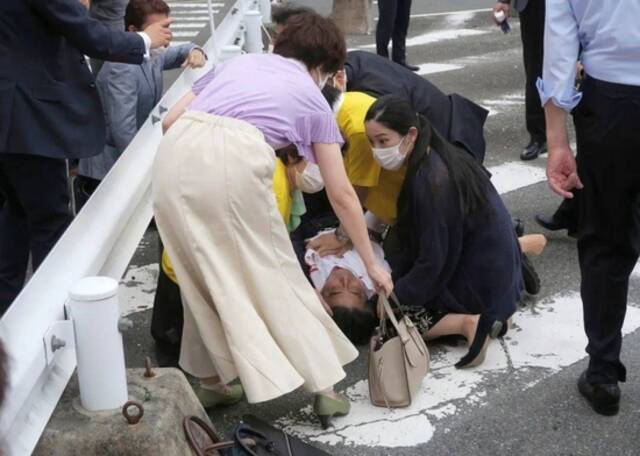 7月8日，日本前首相安倍晋三躺在奈良街头。新华社图